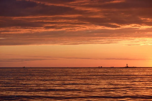 Oostzee Bij Zonsondergang Dramatische Hemel Met Gloeiende Wolken Die Reflecteren — Stockfoto