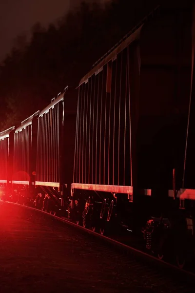 Großer Güterzug Mit Gütern Die Nachts Das Terminal Verlassen Waggons — Stockfoto