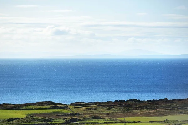 언덕에서 아일랜드의 바위가 해안으로 내려다본 목가적 풍경이죠 Islay Inner Hebrides — 스톡 사진