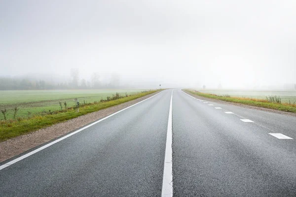 Vista Panorâmica Carro Estrada Vazia Através Dos Campos Floresta Uma — Fotografia de Stock