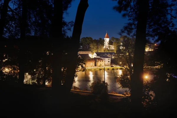 Geceleri Aydınlatılmış Şehir Manzarası Kilise Kulesi Yakın Çekim Kulesi Letonya — Stok fotoğraf