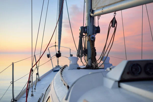 Біла Яхта Пливе Відкритому Морі Заході Сонця Крупним Планом Вид — стокове фото