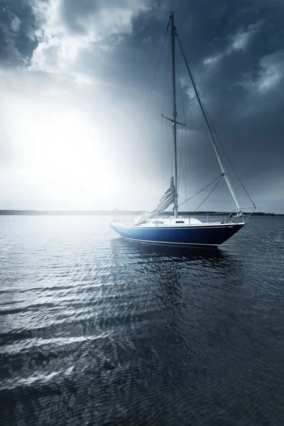 Blå Slupen Riggad Yacht Förankrad Grunt Vatten Nära Sandstranden Mörka — Stockfoto