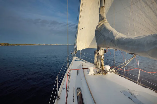 日落时分 白色游艇在波罗的海航行 拉脱维亚里加 从甲板到船头 桅杆和船帆的近景 晴朗的蓝天 休闲活动 — 图库照片
