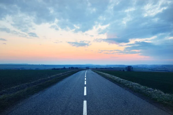 Пустая Асфальтовая Дорога Шоссе Через Поля Закате Драматическое Небо Яркими — стоковое фото