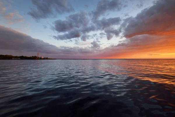 Östersjön Vid Solnedgången Dramatisk Himmel Med Glödande Moln Reflekterande Vattnet — Stockfoto