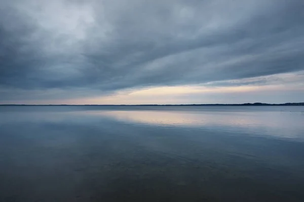 Panoramautsikt Över Sjön Razna Vid Solnedgången Skog Bakgrunden Symmetri Reflektioner — Stockfoto
