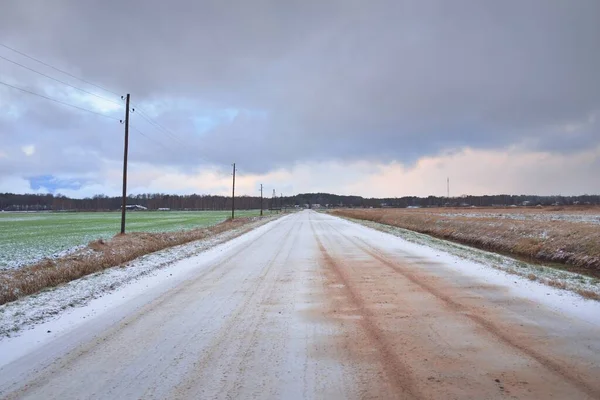 Snötäckt Landsväg Genom Fältet Elledning Transformatorstolpar Panoramautsikt Från Bilen Färgglada — Stockfoto