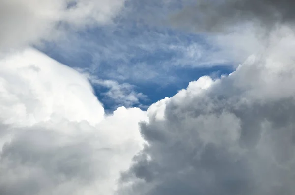Céu Azul Claro Com Nuvens Cúmulos Brancos Brilhantes Após Trovoada — Fotografia de Stock