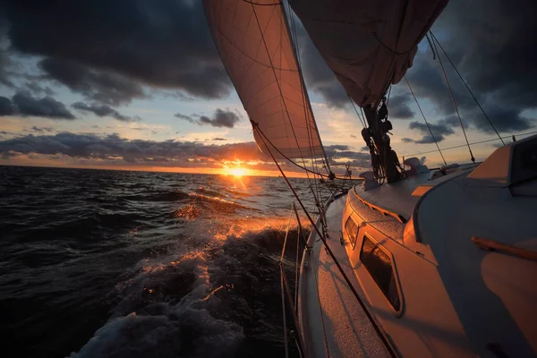 Yacht Berlayar Laut Terbuka Saat Matahari Terbenam Pandangan Close Dek — Stok Foto