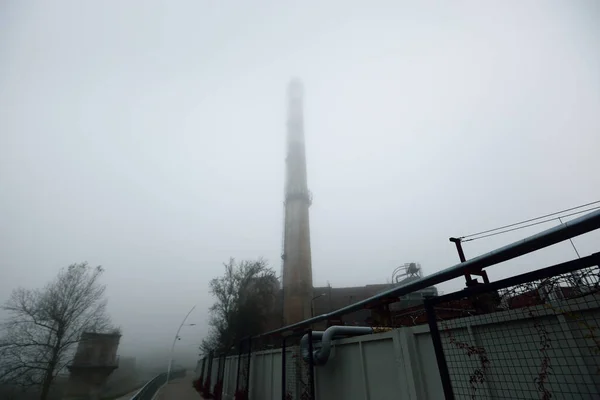 Egy Régi Vörös Téglaépület Egy Csővel Gyár Ködben Fogalom Városi — Stock Fotó