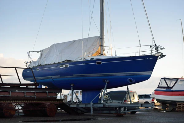 Blue Sloop Gréé Yacht Debout Sur Terre Dans Petit Port — Photo