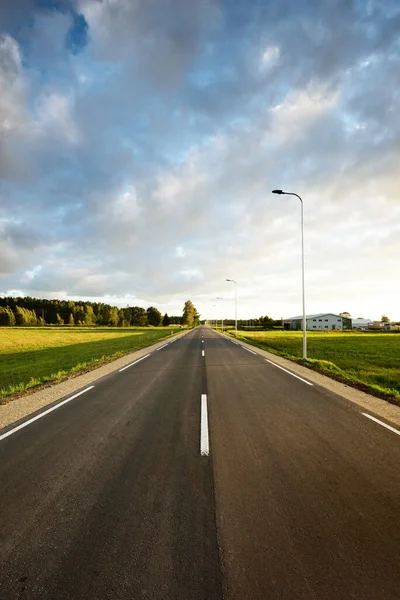 Een Lege Snelweg Nieuwe Asfaltweg Door Groene Akkers Berkenbos Bij — Stockfoto