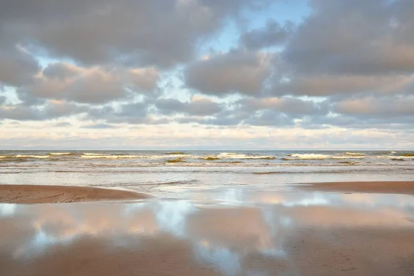 Panoramatický Výhled Baltské Moře Písčitého Pobřeží Jasná Zapadající Obloha Barevné — Stock fotografie