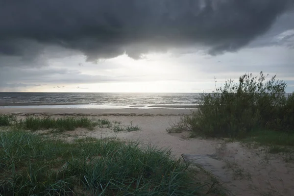 Klar Himmel Med Massor Mörka Glödande Cumulusmoln Ovanför Östersjöns Strand — Stockfoto
