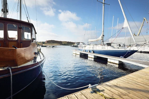 Elegantní Moderní Plachetnice Pronájmu Kotvící Molu Jachtovém Přístavu Jasného Dne — Stock fotografie