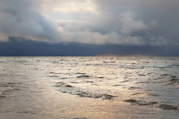 Панорамный Вид Балтийское Море Закате Драматическое Небо Темными Светящимися Кучевыми — стоковое фото
