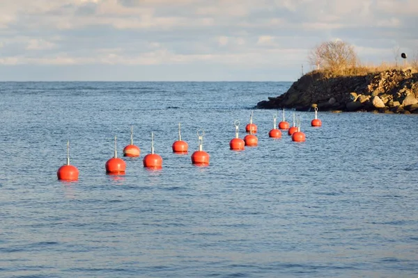 Orange Förtöjning Bojar Den Nya Yacht Hamnen Marina Närbild Vattenytans — Stockfoto