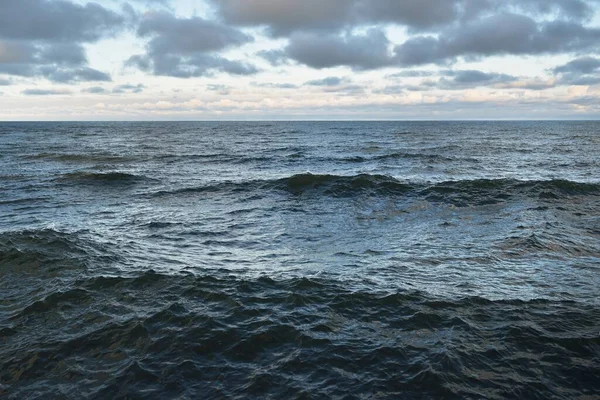 日落时的波罗的海开阔的全景 戏剧化的天空和五彩斑斓的积云 水面纹理的特写 变化无常的天气 气候变化 — 图库照片