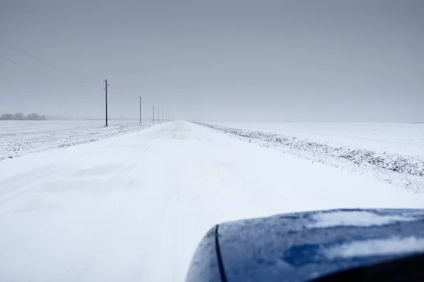 Kar Fırtınasından Sonra Kırsal Alanda Karla Kaplı Bir Yol Elektrik — Stok fotoğraf