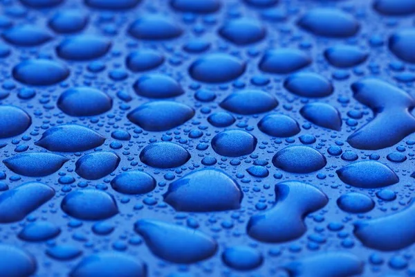 Leuchtend Blauer Hintergrund Kristallklare Tropfen Regentropfen Abstraktes Muster Tapeten Konzeptkunst — Stockfoto