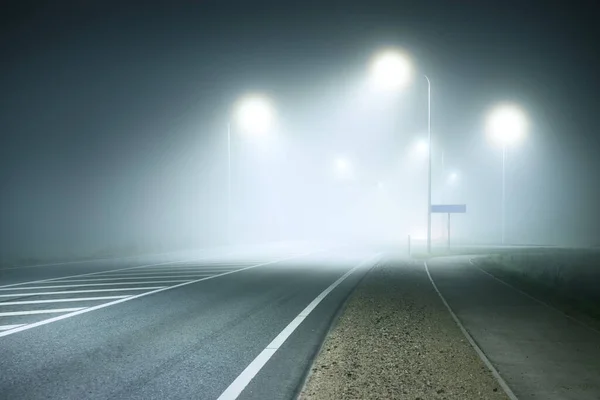 Vista Panorámica Nueva Carretera Iluminada Una Niebla Por Noche Luces — Foto de Stock