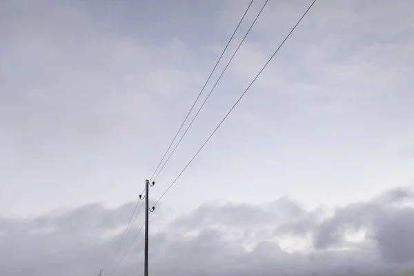 Biegun Transformatorowy Linii Elektrycznej Kraju Przed Dramatycznym Niebem Zachodu Słońca — Zdjęcie stockowe