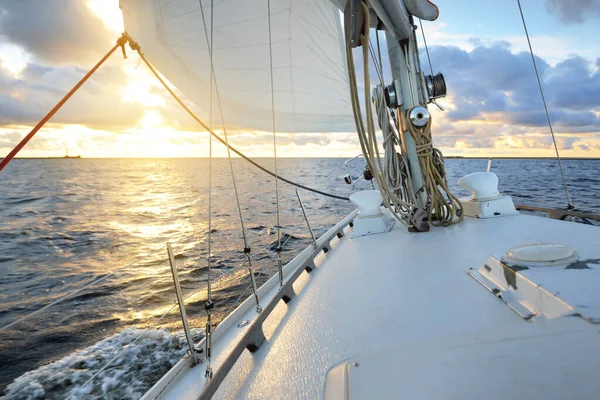 Segeljacht Auf Offener See Bei Sonnenuntergang Nahaufnahme Von Deck Mast — Stockfoto