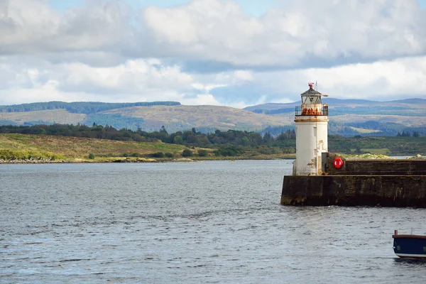 一个Ardrishaig小村庄岩石海岸和森林的全景 门廊和灯塔的特写 Loch Fyne Crinan Canal Argyll Bute Scotland — 图库照片