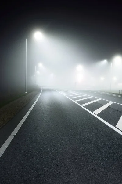 Vista Panorámica Nueva Carretera Iluminada Una Niebla Por Noche Luces — Foto de Stock