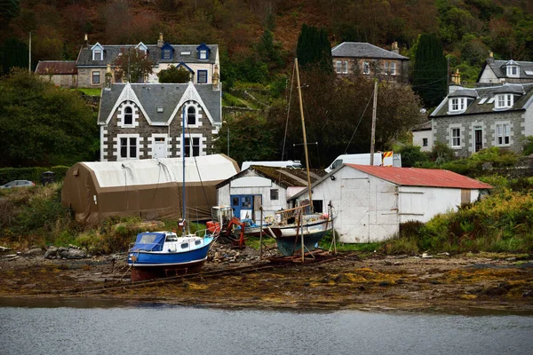 多云的秋日 从水里俯瞰塔伯特的海岸 乡村房屋 游艇和渔船的特写镜头 苏格兰 联合王国 — 图库照片