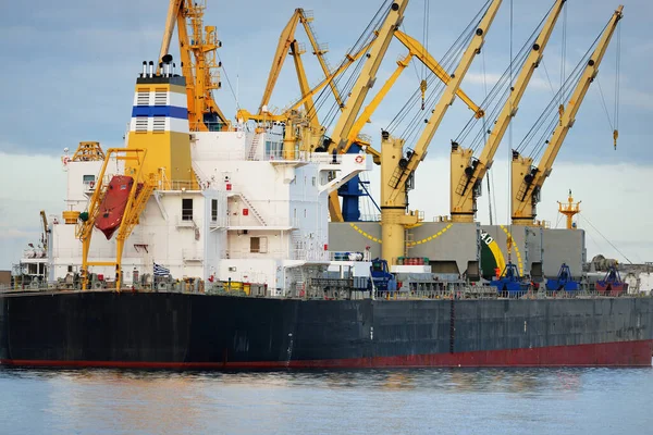 Large Cargo Ship Bulk Carrier Anchored Port Sunset Close Cranes — Stock Photo, Image