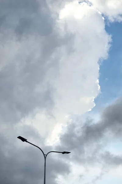 Straßenlaterne Gegen Wolkenverhangenen Blauen Himmel Mit Kumuluswolken Nach Dem Regen — Stockfoto