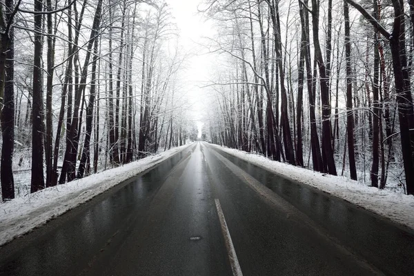 Carretera Vacía Cubierta Nieve Nueva Carretera Asfaltada Después Limpieza Callejón — Foto de Stock