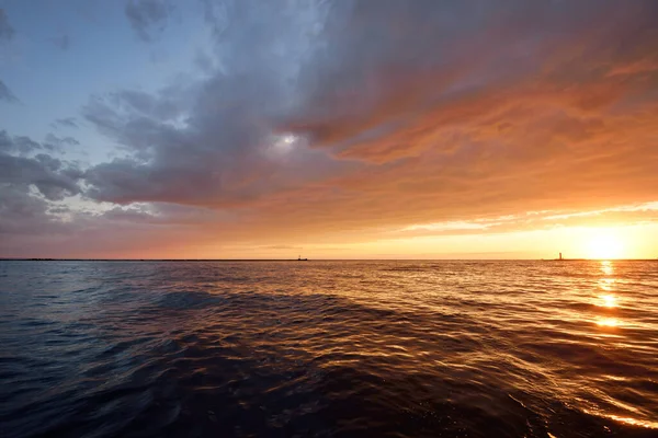 Oostzee Bij Zonsondergang Dramatische Hemel Met Gloeiende Wolken Die Reflecteren — Stockfoto