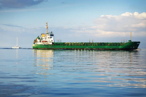 Duży Zielony Statek Towarowy Biały Żaglowiec Katamaran Pływający Otwartym Morzu — Zdjęcie stockowe