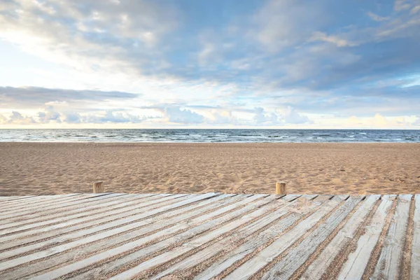 Une Promenade Bois Moderne Vide Travers Rivage Sablonneux Mer Baltique — Photo