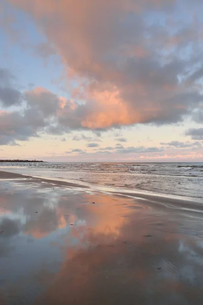 Vista Panorâmica Mar Báltico Partir Uma Costa Arenosa Céu Claro — Fotografia de Stock