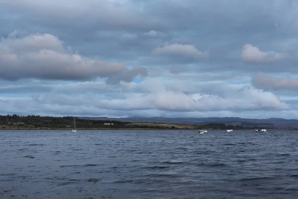 Panoramiczny Widok Skaliste Brzegi Lasy Małej Wioski Ardrishaig Loch Fyne — Zdjęcie stockowe