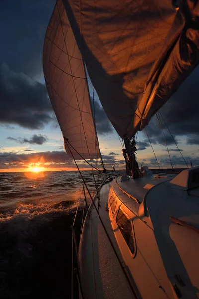 Yate Navegando Mar Abierto Atardecer Vista Cerca Cubierta Mástil Velas — Foto de Stock