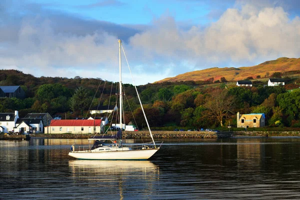 Sloop Gréé Yacht Ancré Sur Amarrage Près Rive Île Jura — Photo