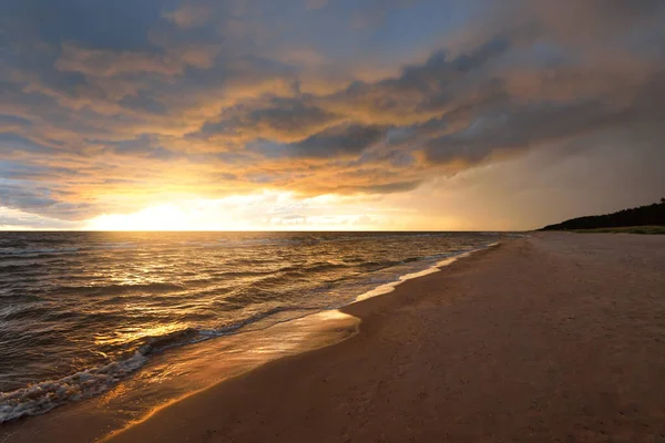 Klar Himmel Med Massor Mörka Glödande Cumulusmoln Ovanför Östersjöns Strand — Stockfoto