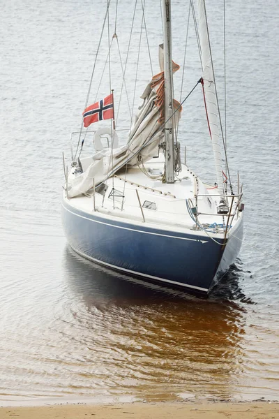 青いループは 砂浜の近くの浅い水に固定されたヨットを操縦しました スウェーデンのルール川 常緑樹林からの空中ビュー 旅行先 スポーツ アマチュアレクリエーションセーリング — ストック写真