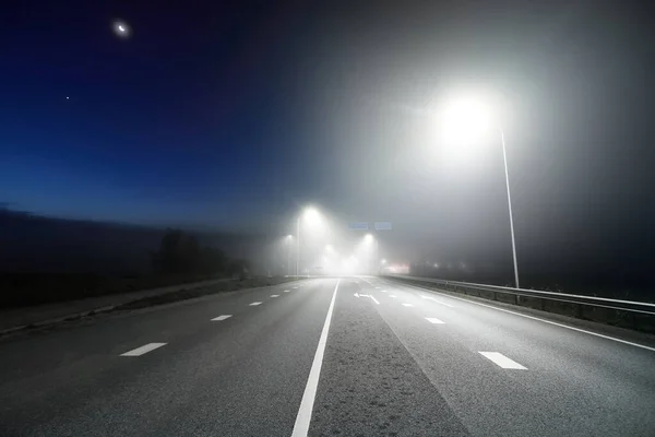 Panoramiczny Widok Podświetlaną Nową Autostradę Mgle Nocy Światła Uliczne Zbliżenie — Zdjęcie stockowe