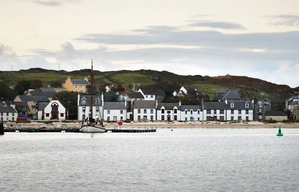 무렵에는 바위투성이 이보입니다 어선들 요트들 근접해 있습니다 Islay Inner Hebrides — 스톡 사진