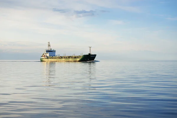 Groot Groen Vrachtschip Varen Een Open Zee Bij Zonsondergang Kleurrijke — Stockfoto