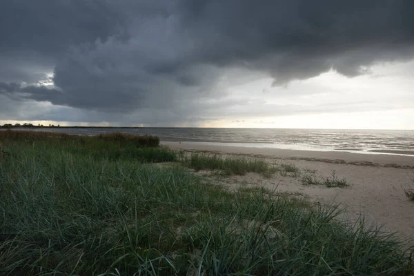 Klar Himmel Med Massor Mörka Glödande Cumulusmoln Ovanför Östersjöns Strand — Stockfoto