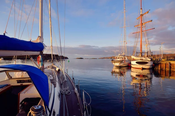 游艇停泊在一个码头 特写镜头 日出时一个小镇埃伦港的海滨景色 Islay岛 内赫布里底群岛 苏格兰 联合王国 — 图库照片