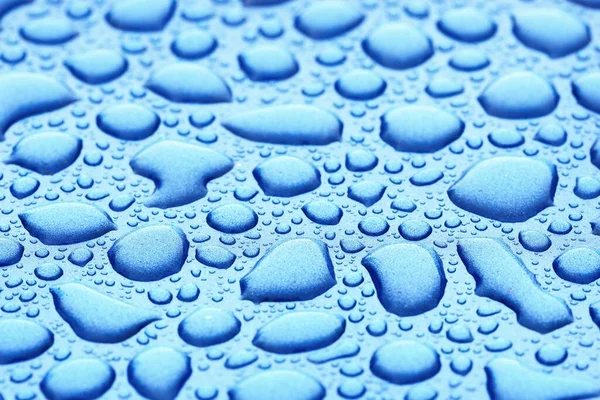 浅蓝色背景 水晶般清澈的水滴 摘要图案 概念艺术 亮晶晶 油漆纹理 图形资源 宏观摄影 水处理 — 图库照片