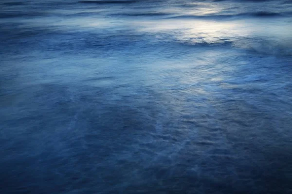 海浪和飞溅的纹理 深蓝色的天空反射在水面上 Idyllic海景 概念形象 长期暴露 风景如画 自然图案 图形资源 — 图库照片